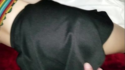 Uyuyan bakire kız öğrenci kardeş parmaklarıyla onu sıkı kıçını alır
